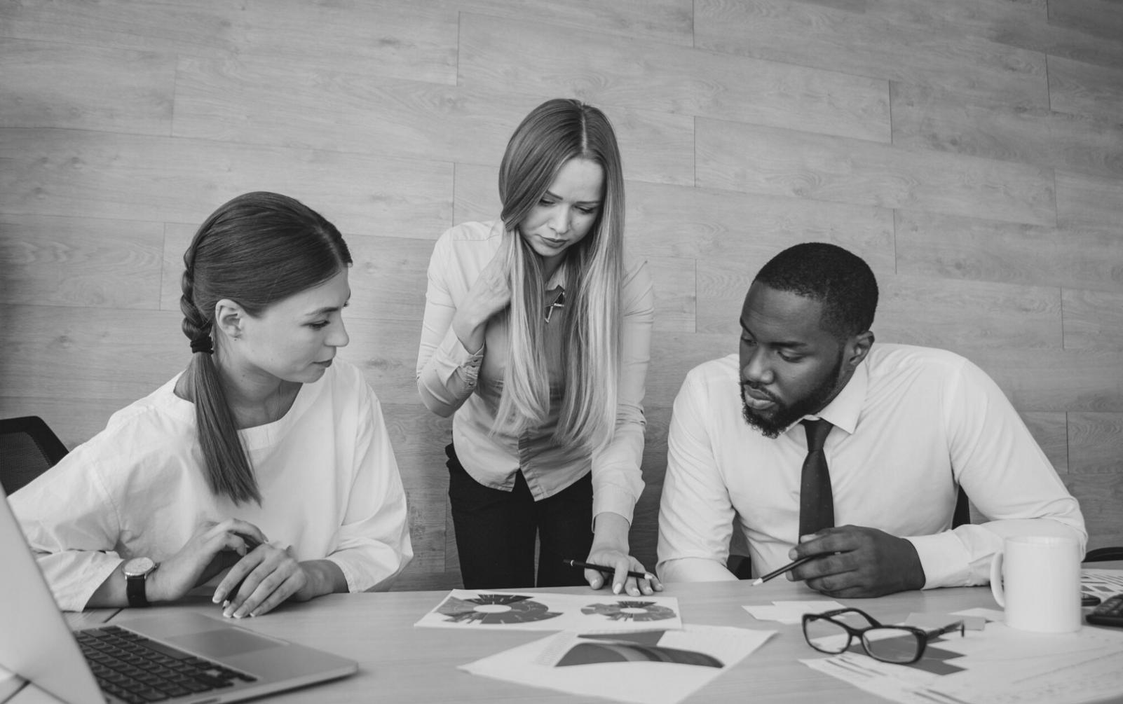 Verkaufsdaten-Analyse auf mehreren Bildschirmen in modernem Büro